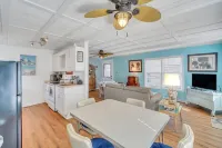 Tybee Lighthouse Cottage (A): Walk to the Beach!