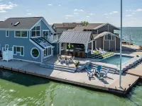 Lake front 4-bedroom vacation home with pool and  tiki bar!