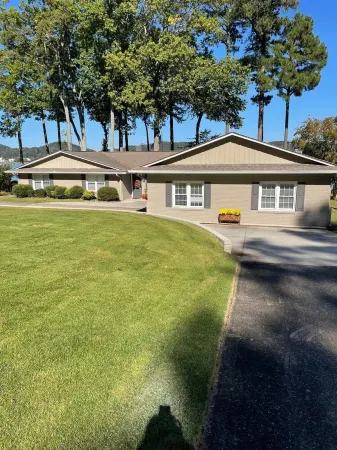 Lake Guntersville: 4Br 4ba House w Boat Parking, Nice Patio, Near Rocket City!