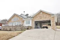 Stunning Lake House w/Large GAMEROOM