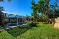 Newly Remodeled! Pool home near Siesta Beach! - 3 ดาว