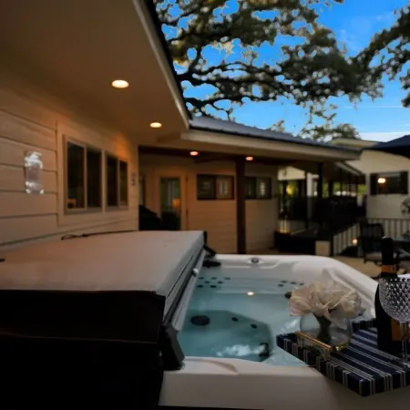 Quiet Cove Close to Open Water with new Hot Tub