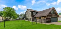 Stunning Waterfront Lakehouse at Shadow Bay Hotels near Corinthian Point Yacht