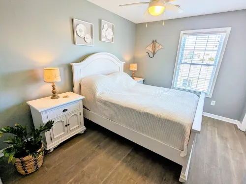 Pelican's Loft: Steps from the Beach Access