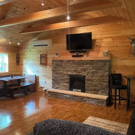Beautiful cabin 11 miles from Beaver Stadium.  Enjoy an unplugged PSU weekend.