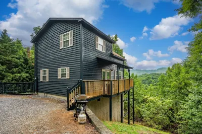 Stylish cabin w/ beautiful SUNRISE mountain view & hot tub, perfect location! Autrey's Antiques & Ideas附近的飯店