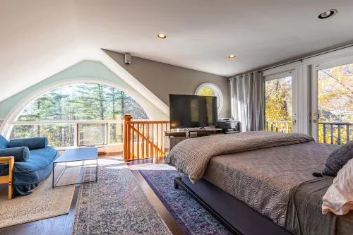 Gorgeous Mountain View in Manchester, Shopping, Dining, Spa. 5 min walk to town.