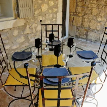 Au Mazet de Carmélina, an old building dating from 1850 in the heart of the Alpilles mountains