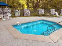 3 Pools! Updated Bedroom/Loft Area. Minutes from Golf/Lakes. Lots of Amenities.