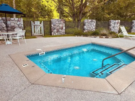 3 Pools! Updated Bedroom/Loft Area. Minutes from Ski/Golf/Lakes.