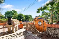 PNW Downtown Hobbit Home - Detached game-room & Outdoor pizza oven! Hotel in zona Interstate Bridge