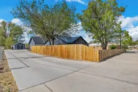 Pet & Family Friendly Downtown Montrose-20 Minutes to Black Canyon National Park Hotel a Montrose