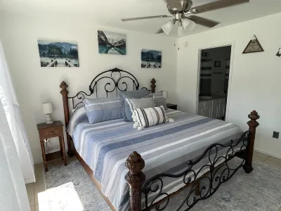 Relaxation Retreat-Cozy “Retreat” to unwind located directly on the water’s edge