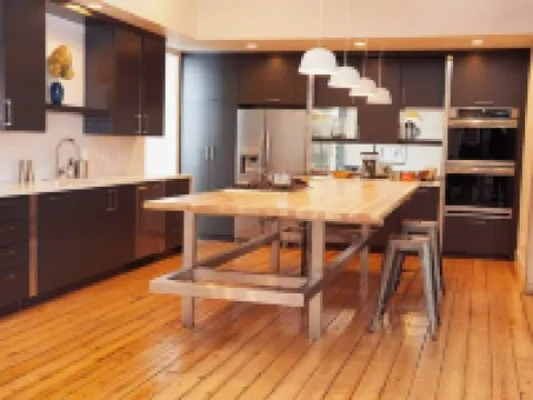 Artist's Loft steps from UPAC! キングストンのホテル