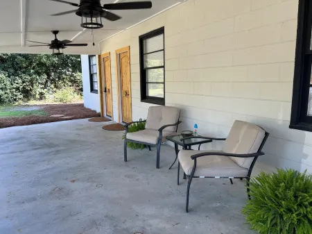 Stylish and Simplistic 1-Bedroom, 2-bathroom apartment at Locklairs Landing. Отели в г. Berkeley County