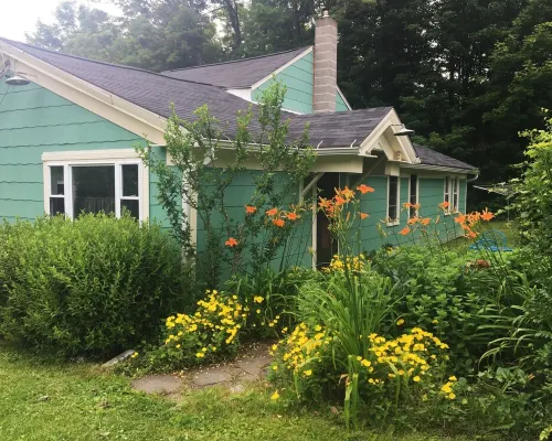 Farmhouse Gem with Gardens, Waterfalls and Orchards Hotels in Newfield