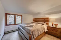 Forest Retreat, Hot Tub, Near Red Rocks.