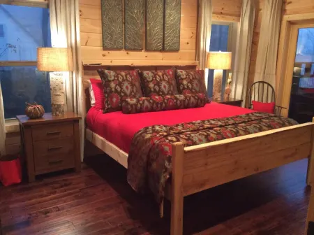 Luxury Private Cabin with Mt.Le Conte Views, 5 Stars, Hot Tub, Theatre/Game Room