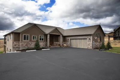 7 Bedrooms Lake/Mountain views, Hot Tub, Theater room. Great for all seasons