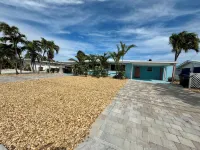 Private Pool Oasis! Relax Old Charm 2Br/2BA /w Dock, Tikis, Outdoor Bar & Grill!