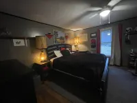 Cozy with spectacular views, easy access to I-64, and each end of the NRGNP Hotels in New River