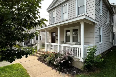 Downtown -  Spacious Open Floor plan & Huge Kitchen Perfect for Family & Friend