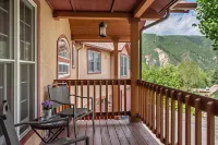 Newly Renovated Mtn Home w/ views, backyard oasis, 2 grills, near dwtn & Pools