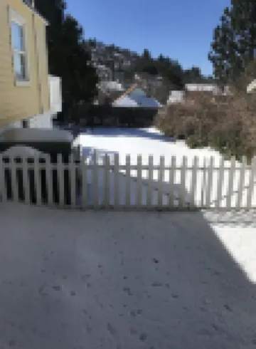 Charming cottage... 1 minute walk to Main Street. Shops, Restaurants and more..