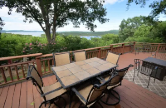 Family friendly log home has great lake views from huge deck!