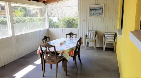 <:>< Deals  New Smyrna Beach 1 Min. Walk to Ocean &Flagler -Rests, Shops Отели рядом с достопримечательностью «Marine Discovery Center»