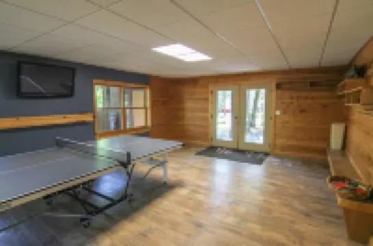 Chalet Crystal Mountain - 6 Bedroom - 3 Bath Log Cabin