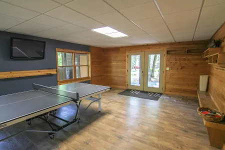 Chalet Crystal Mountain - 6 Bedroom - 3 Bath Log Cabin