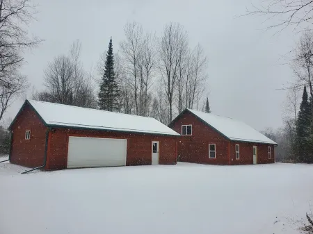 Newer Construction Cabin - Waterfront, Wooded, on Atv/Snowmobile Trails Отели в г. Элк