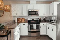 Modern Boho Style Apt- King bed! Near UTRG & DHR