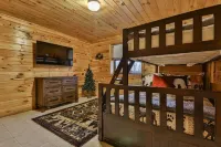 4.3 miles to BR center, Private, Family Fun, Hot Tub, Serene