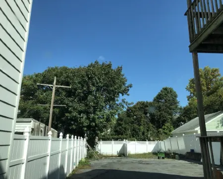 Cozy-Chic Urban Retreat - King bed, washer/dryer スケネクタディのホテル