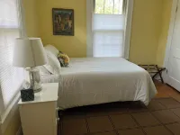 The Art House ~ Historical Area: Steps to town Shops, Restaurants & Galleries