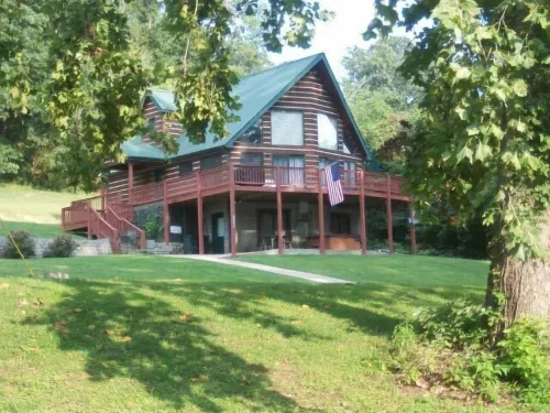 Papa Bear's River Cabin- 3 bedroom, 2 full bath, Riverfront