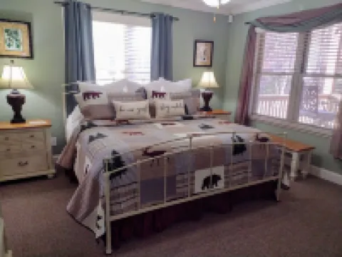 Riverside Relaxation Located Steps from Downtown & Overlooking the Chattahoochie