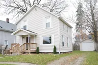 Four bedroom home walking distance to Historical Downtown Lapeer,