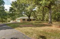 Spacious Home: Scenic 10 acres - game room - fireplace - firepit Hotels near Halltown