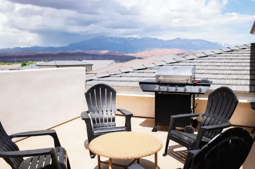 Stylish & Comfy Gem: Steps to Lake ~ Deck ~ Views! Near Zion National Park