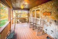 Life's a Beech: Charming 3,000sqft Cabin with Hot Tub, Fire Pit + Game Room! Hotels in Banner Elk