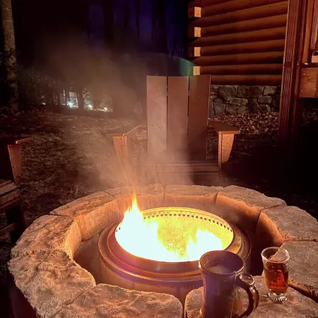 2Br/2BA Cabin Near Downtown West Jefferson  Fireplace + Workspace