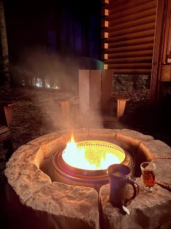 Serenity Meets Convenience - Honey Bear Log Cabin Near Downtown West Jefferson