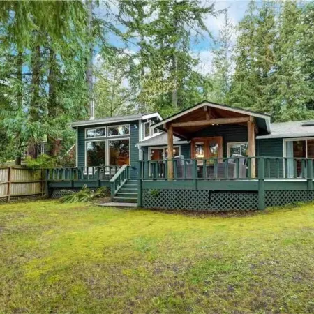 Charming Lakefront Log Cabin