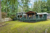 Charming Lakefront Log Cabin