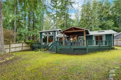 Charming Lakefront Log Cabin