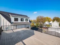 New Luxe Reno W/Hot Tub & Roof Top Terrace!