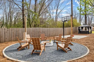 ATL Retreat ~ Hot Tub ~ Firepit  ~ Basketball  ~ Game Room Hôtels à proximité de : Buck Godfrey Stadium